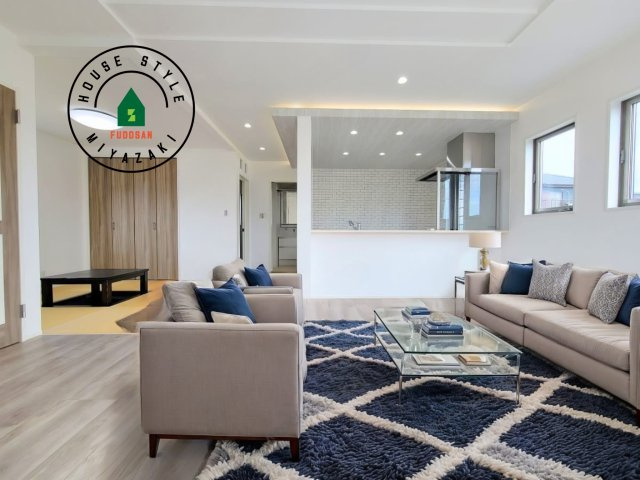 パティオニュータウン月見ヶ丘（41号棟）の居間・リビング|キッチンからリビングをしっかり確認できます。家族の笑顔があふれる空間になりそうですね。※家具はCGを合成したものです。