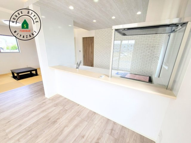 パティオニュータウン月見ヶ丘（41号棟）のダイニング|キッチンから立ち込める香りが今日の料理を期待させます。