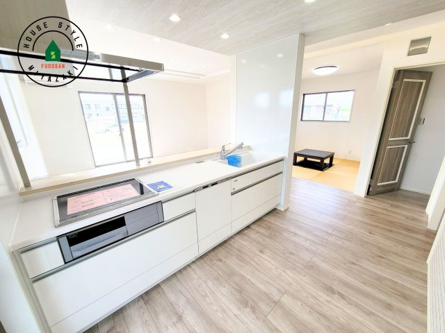 パティオニュータウン月見ヶ丘（41号棟）のキッチン|ご家族を近くに感じられる対面キッチンのLDK。会話もはずみそうですね。