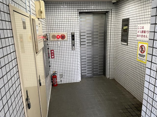 多摩市一ノ宮の店舗のエントランス