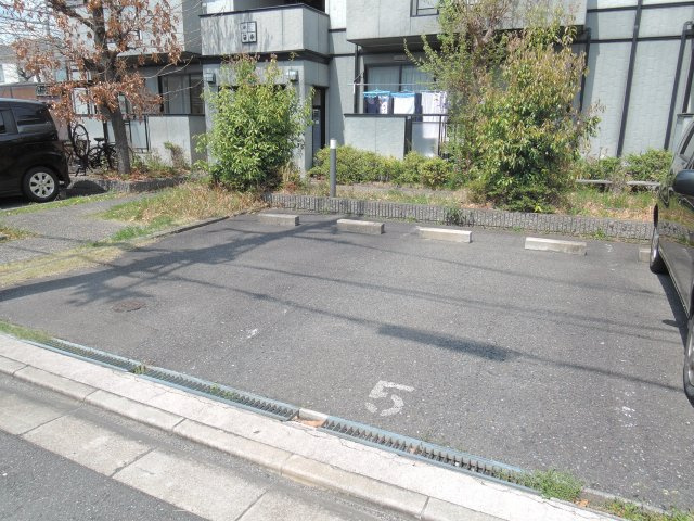 ヴェル・ドミールＡ棟の駐車場