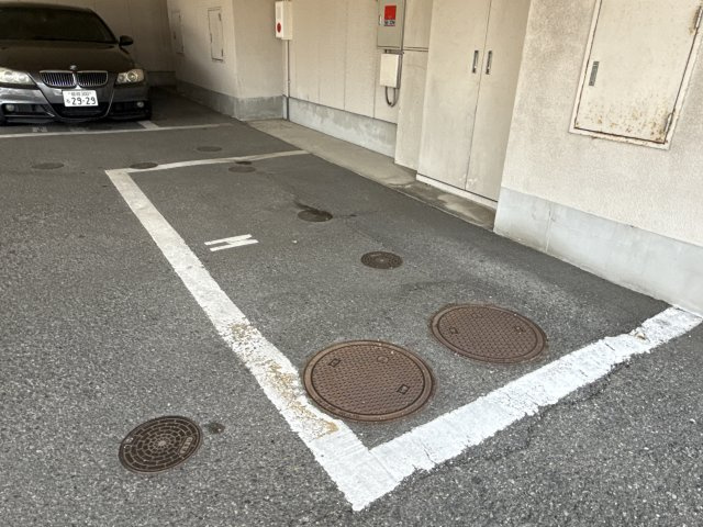 リバーパレス浜田の駐車場