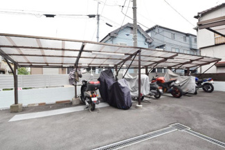 【駐車場】 | バイク置き場。空き区画の有無や駐輪料金、サイズおよび排気量規定などについては、改めてお問い合わせください。～即日のご見学可能～　お問合せはお気軽にどうぞ。