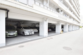 【駐車場】 | マンションの駐車場スペース。空きの有無や駐車料金、サイズ規定などについては、改めてお問い合わせください。～即日のご見学可能～　お問合せはお気軽にどうぞ。