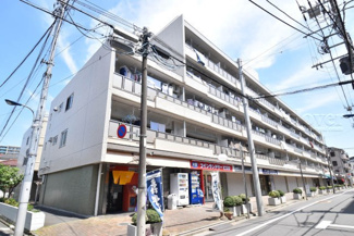 【外観】 | 手入れの行き届いた外壁やエントランスなど、「見ればわかる」レベルで清潔感を保ったマンションです。築年数を感じさせない姿で皆様をお出迎えします。～即日のご見学可能～　お問合せはお気軽にどうぞ。
