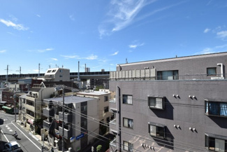 【展望】 | 眼前に広がる空の雄大さと、このお部屋の自慢の一つである「眺望」をご覧ください。毎日、この景色を独り占めできる新生活に夢が広がります。～即日のご見学可能～　お問合せはお気軽にどうぞ。
