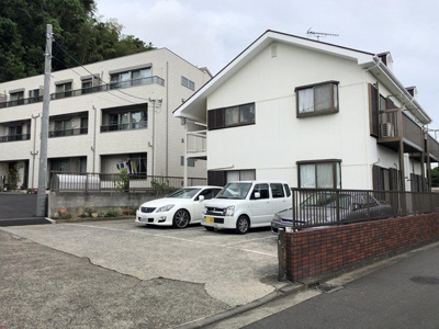 【駐車場】 | 秋元ハイツ | いつでも目の届く敷地内に駐車場があります♪お車をお持ちの方におすすめです！