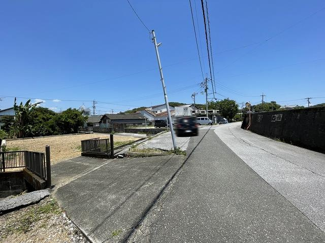 長浜　土地の前面道路含む現地写真|西側から見た南側道路。