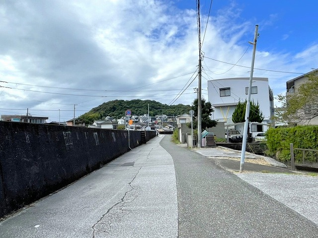 長浜　土地の前面道路含む現地写真|東側から見た南側道路。