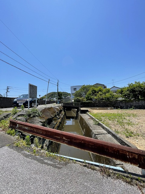 長浜　土地の外観|対象不動産南側の水路。