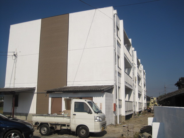 サンシャイン朝田の外観|白と茶色のツートンカラーが目をひく外観です。