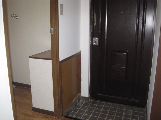 サンシャイン朝田の玄関|シューズボックスの裏側が洗面のカウンターになっています。