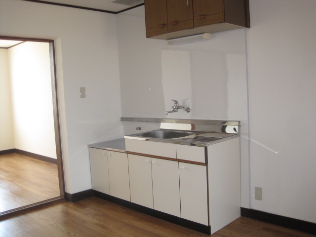 サンシャイン朝田のキッチン|清潔感あふれる白基調のコンパクトなキッチンのあるダイニング。