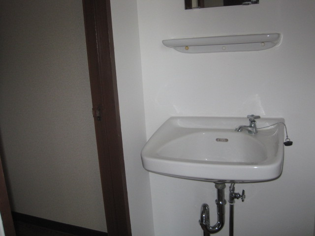 サンシャイン朝田の設備|トイレ入り口の横に小さめの洗面台がついています。