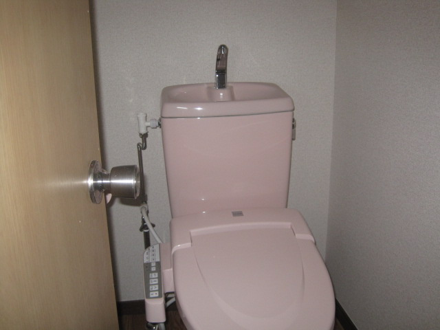 サンシャイン朝田のトイレ|トイレにはウォッシュレットがついています。