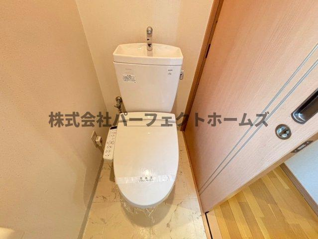 招提南町1丁目戸建て2階部分　賃貸のトイレ|落ち着いた色調のトイレです
