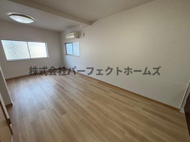 招提南町1丁目戸建て2階部分　賃貸の居間・リビング|ゆったりとした居間です