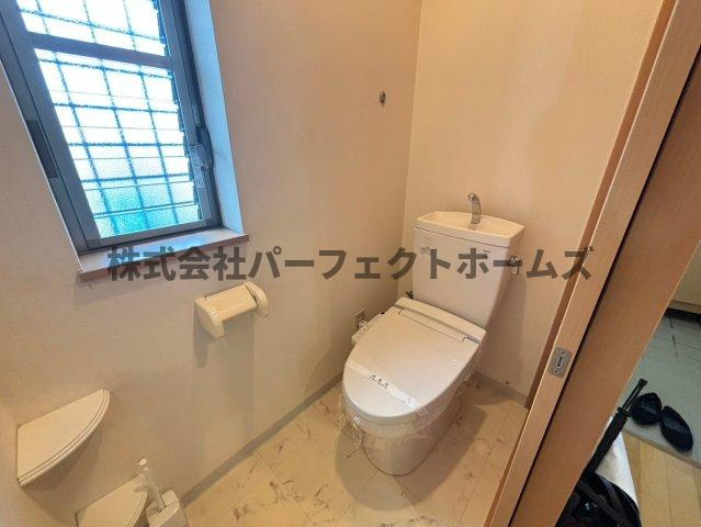 招提南町1丁目戸建て2階部分　賃貸のトイレ|落ち着いた色調のトイレです