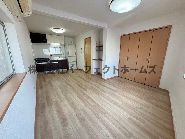 招提南町1丁目戸建て2階部分　賃貸の居間・リビング|おしゃれな居間です