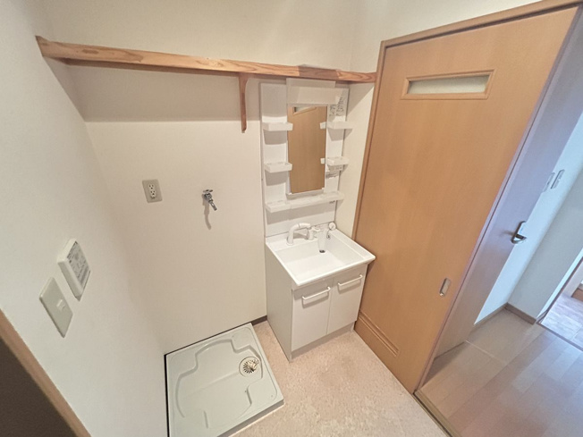 【洗面所】 | ネオハイツ上白川 | 収納豊富な独立洗面台。朝の身支度には欠かせませんね。