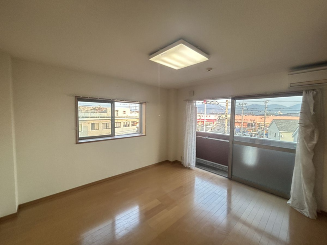 【居間・リビング】 | ネオハイツ上白川 | テレビを観たり食事するには広く、リラックスできますね！