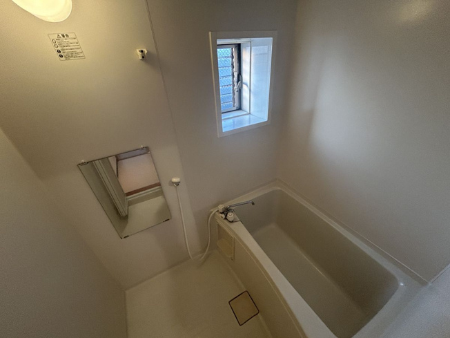 【浴室】 | ネオハイツ上白川 | 窓を開けると爽やかな風が入り、カビの発生を防いでくれます！