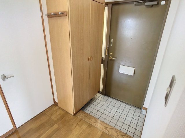 ハイツマロニエ1番館の玄関