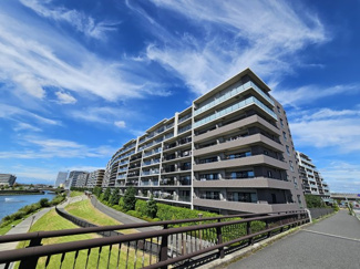 【外観】 | 駅まで直線で歩いて徒歩4分　風格に満ちたエントランスが住まう方に安心を与えながらお出迎えいたします