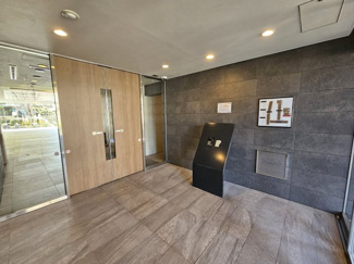 【エントランス】 | シンプルなタイル張りのエントランスは、大きな両開きドアのオートロックで安全性を高めます
また、玄関までの過程では、4種の高度なセキュリティシステム「クワッドロックシステム」を採用しています