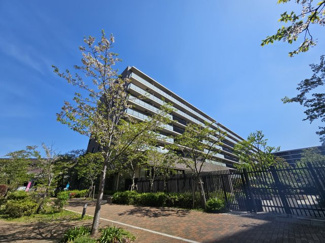 【外観】 | 敷地面積5000坪超の広大な土地に広がる先進の佇まい センターガーデンを見下ろすシーズンズレジデンス