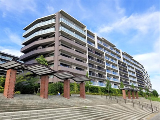 【外観】 | 水と緑に自然に溶け込むチャコールグレーのタイルを基調とし、光を受けて煌めくガラスをファサードのアクセントにした湖畔に佇む美しき邸宅