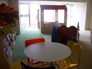 【その他共用部分】 | 知育に貢献する、こだわりの子育て環境　世界の優れたあそび道具を提供する「ボーネルンド」がプロデュースした「フェアリールーム（キッズルーム）」子どもを見守りながら親同士が語らえるスペースもございます