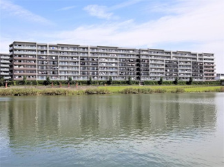 【外観】 | 水辺に映えるワンランク上の佇まい　全４３５戸の邸宅が水辺に新たな美しい風景を創出しています