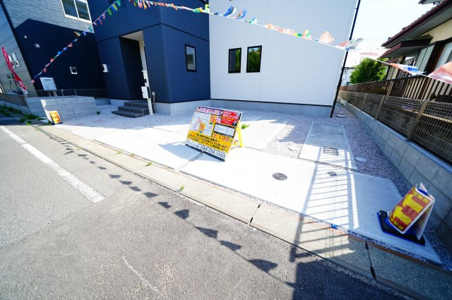 新築　伊勢崎市羽黒町9期　1号棟の駐車場|現地写真　駐車スペースは並列2台分可能です！
