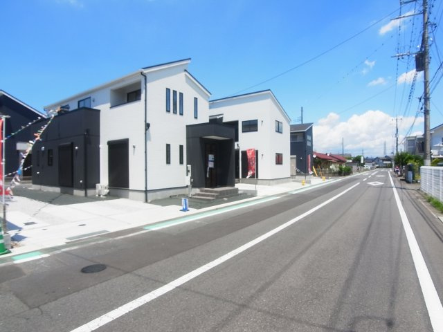新築　伊勢崎市羽黒町9期　5号棟の前面道路含む現地写真|現地写真　南東側接道幅員約7.9ｍ