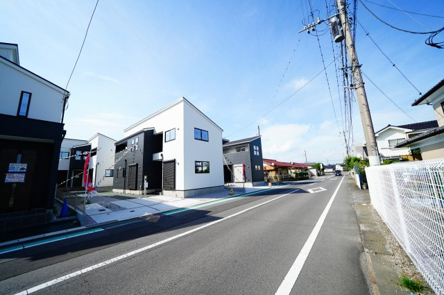 新築　伊勢崎市羽黒町9期　4号棟の前面道路含む現地写真|現地写真　南東側接道幅員約7.9ｍ