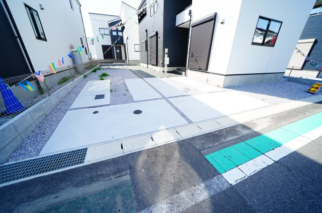 新築　伊勢崎市羽黒町9期　4号棟の駐車場|現地写真　駐車スペースは並列2台分可能です！