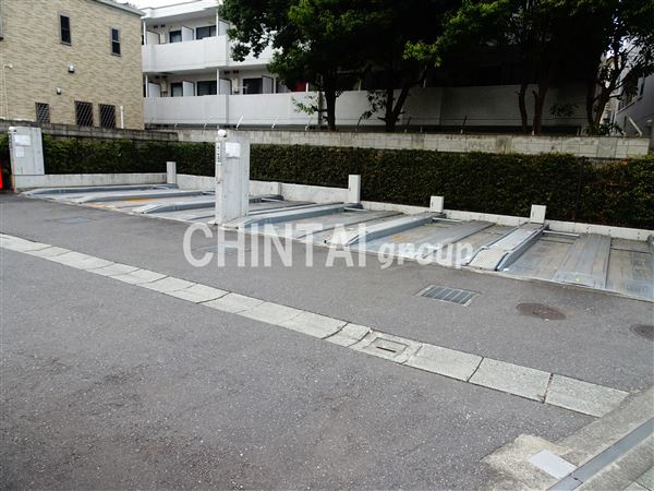 コンフォリア下北沢の駐車場