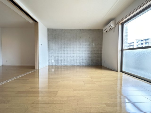 クレドール南川添の洋室