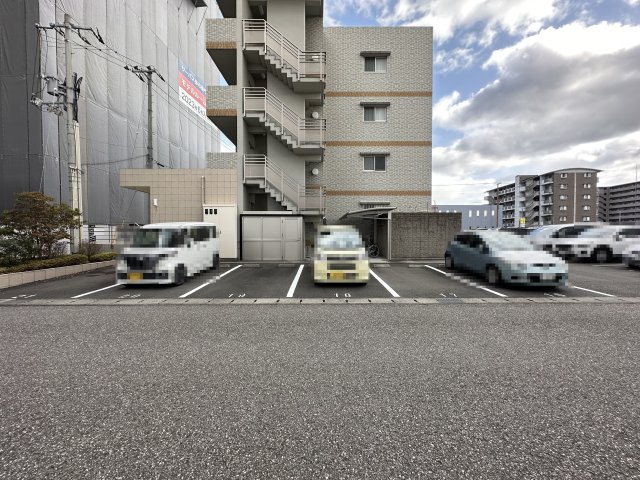 クレドール南川添の駐車場