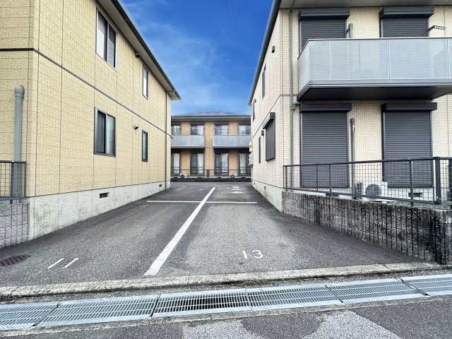 シンフォニーD棟の駐車場