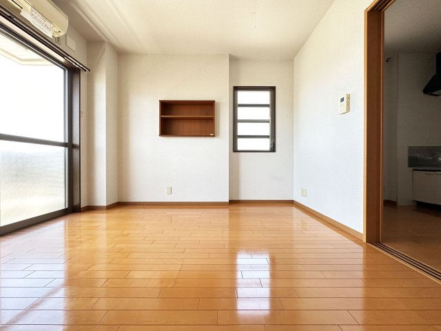 クローバー南川添の洋室