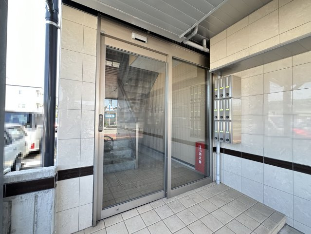 クローバー南川添のエントランス