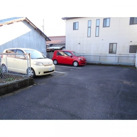 三宝ビルの駐車場