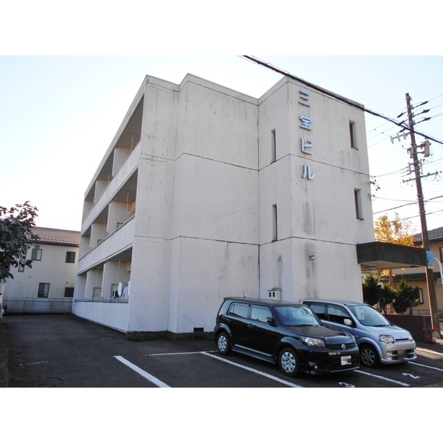 三宝ビルの駐車場