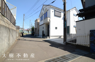 【前面道路含む現地写真】