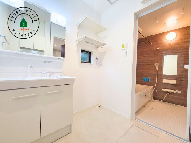 宮崎市昭和町モデル（1号棟）の脱衣所|ゆとりの洗面スペースで朝の身支度もスムーズに。暮らしを快適に変えるシャワー付洗面台です！