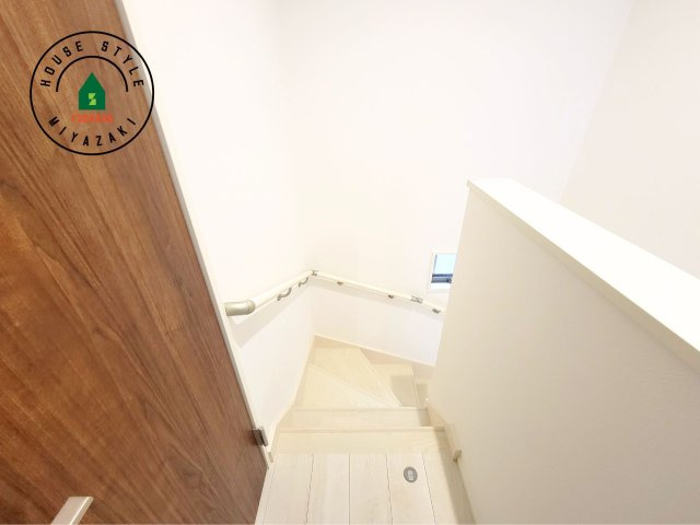 宮崎市昭和町モデル（1号棟）の内装|＜手すり付階段＞手すりがないと階段の昇り降りで危険なことはもちろん、壁に手をつきながら歩くことで壁紙が汚れやすくなります。すべての方に快適に昇り降りしていただくため、手すりを設置しました。