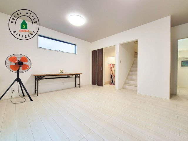 宮崎市昭和町モデル（1号棟）の居間・リビング|キッチンからリビングをしっかり確認できます。家族の笑顔があふれる空間になりそうですね。