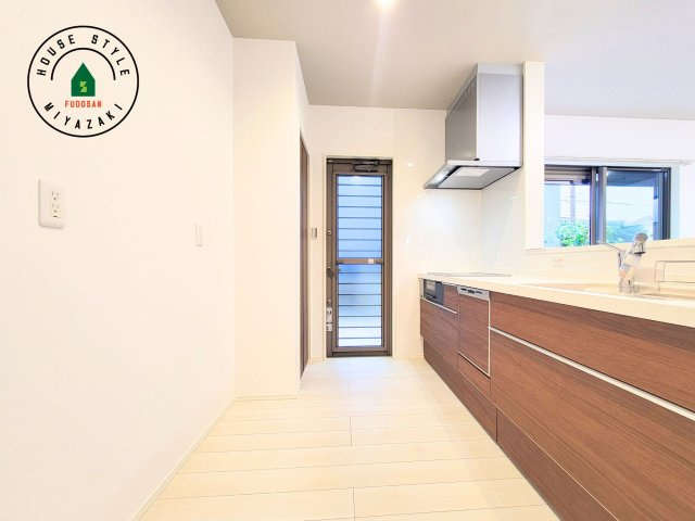 宮崎市昭和町モデル（1号棟）のキッチン|ダイニングテーブルへの配膳がラクラク、お料理はかどるカウンター付きシステムキッチン！